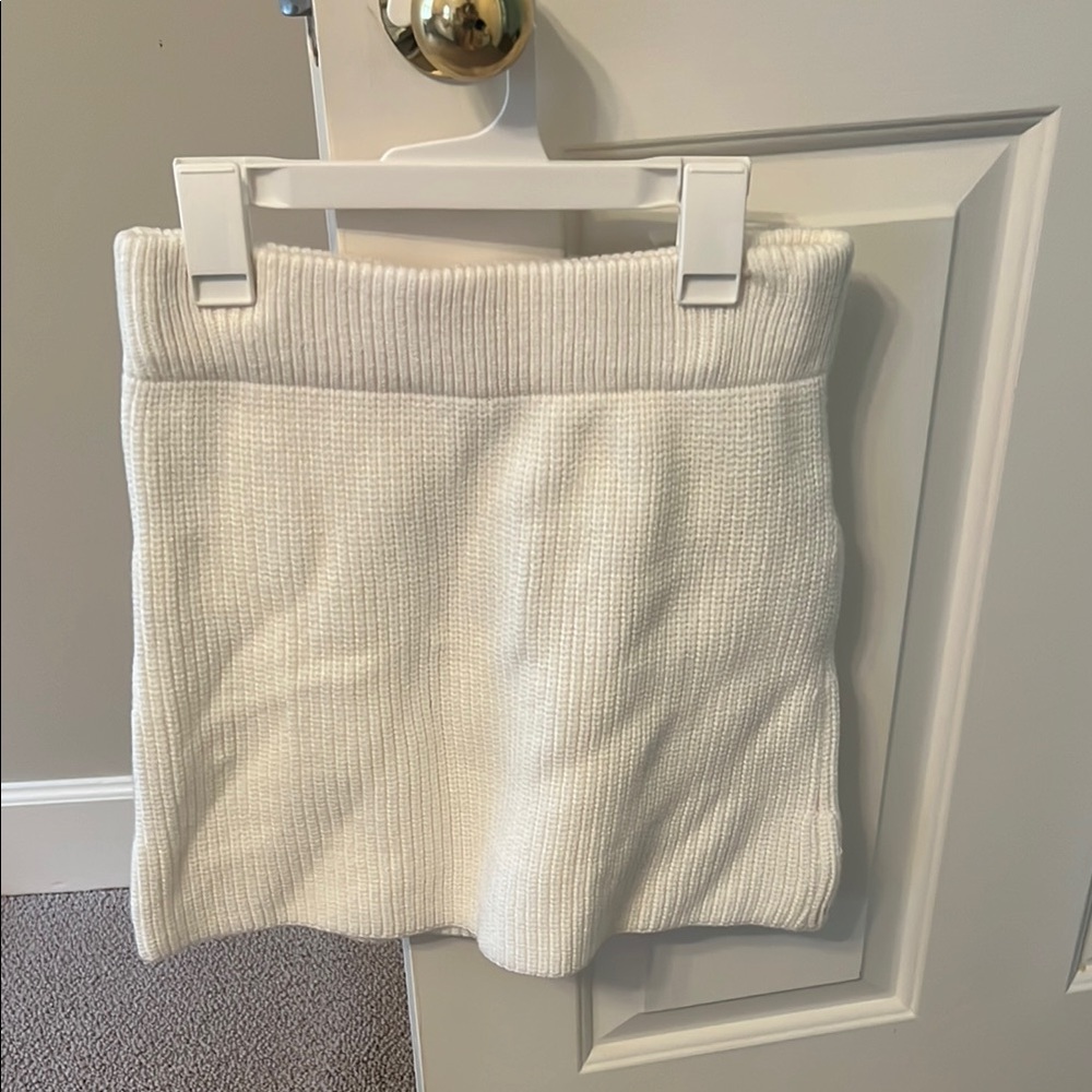 Elegant White Knit Skirt